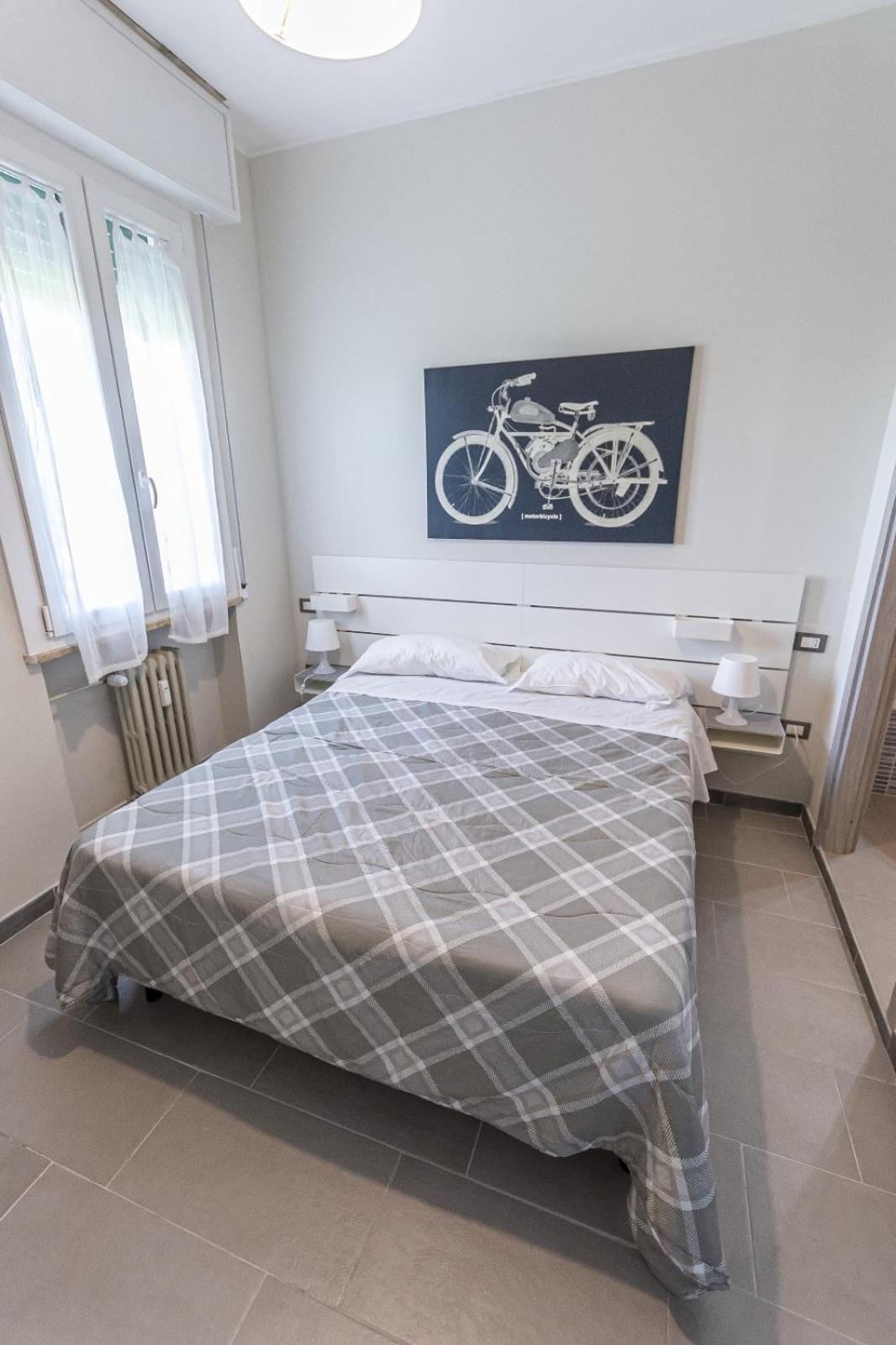 Fare Bnb - Room Del Parco Reggio Emilia Bagian luar foto