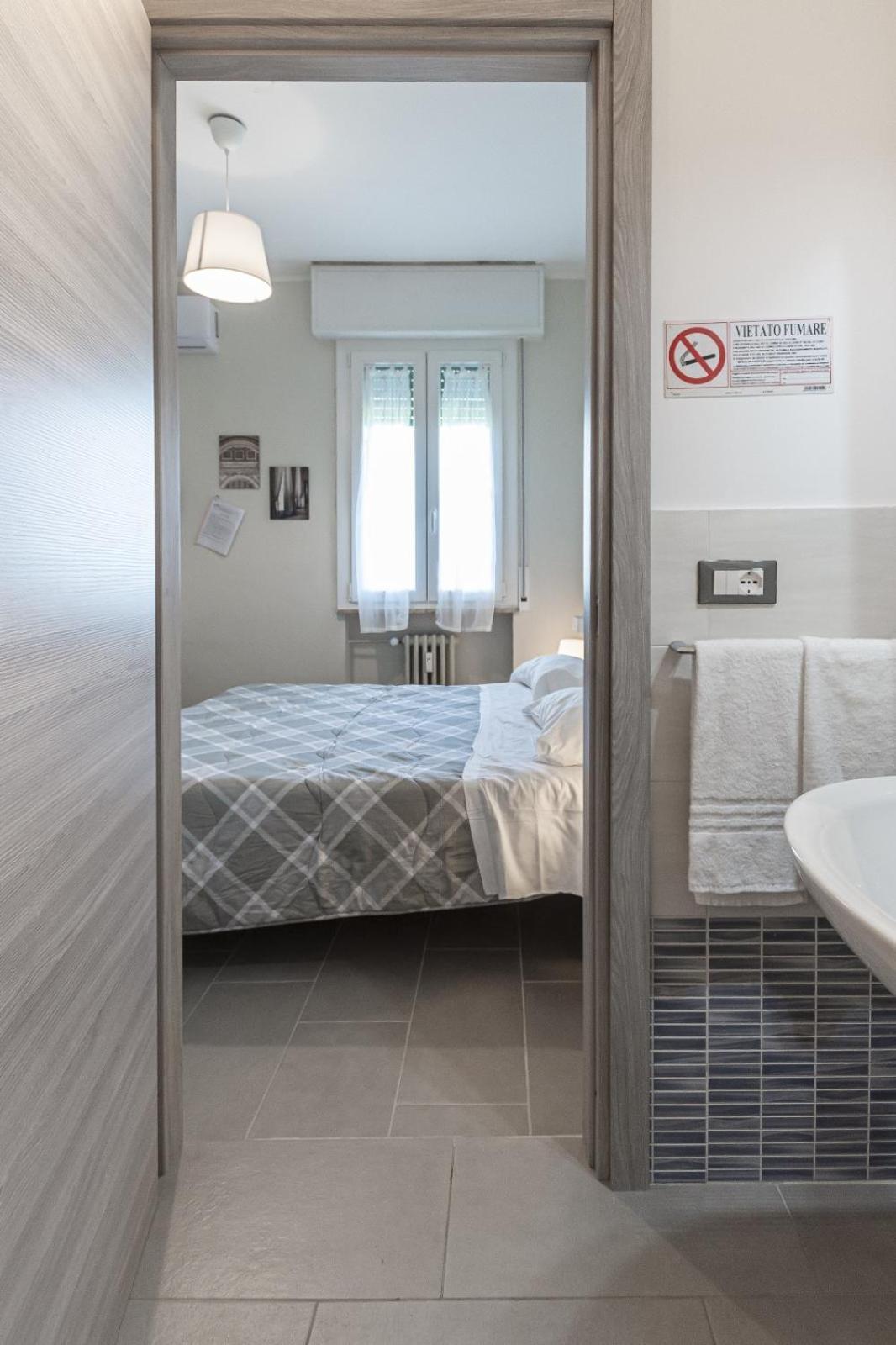 Fare Bnb - Room Del Parco Reggio Emilia Bagian luar foto