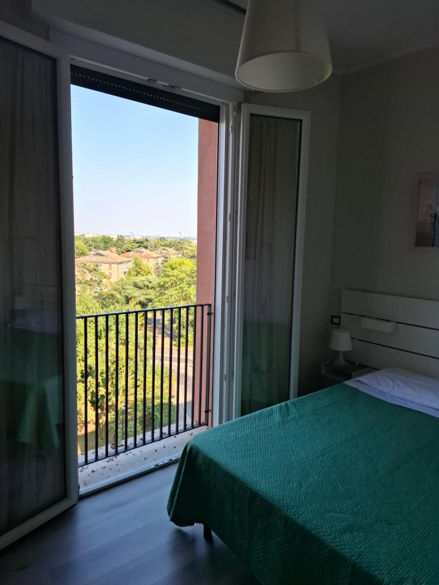 Fare Bnb - Room Del Parco Reggio Emilia Bagian luar foto