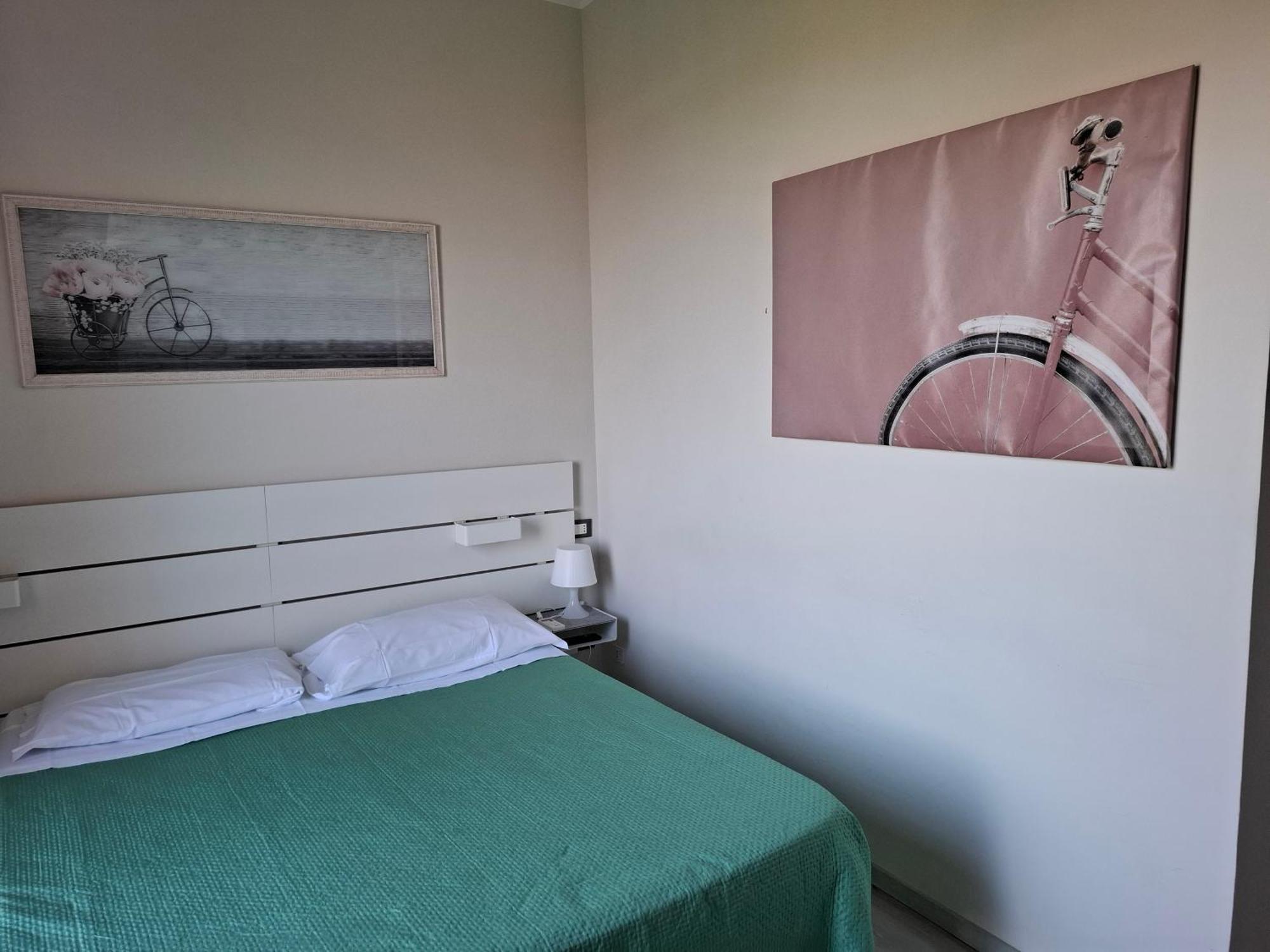 Fare Bnb - Room Del Parco Reggio Emilia Bagian luar foto